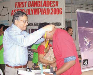 Prize giving ceremony Astro-Olympiad 2006 at Dhaka by Dr. A. A. Z. Ahmed